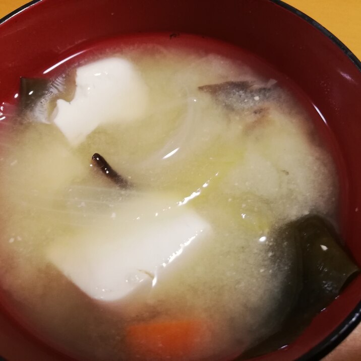 味噌汁(豆腐、ワカメ、しめじ、にんじん、玉ねぎ)